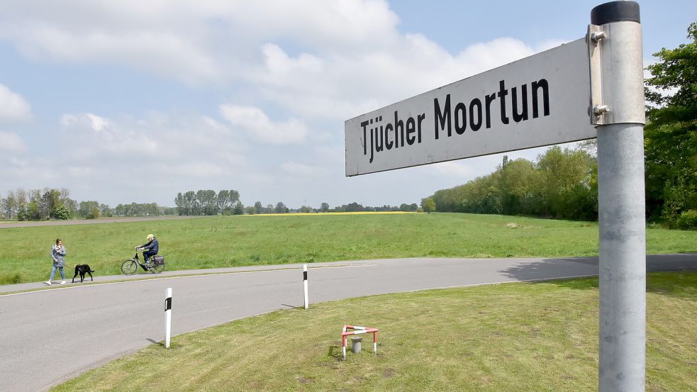 Auf der noch grünen Wiese nördlich des Kiessees am Tjücher Moortun (im Hintergrund) in Marienhafe soll die neue Sportstätte entstehen. Foto: Thomas Dirks