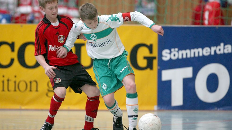 Ein Nachwuchsspieler von Werder Bremen beeindruckte mit einem präzisen Traumtor beim Hallenturnier. Foto: IMAGO/Köhn