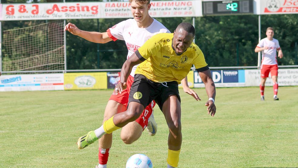Der Schein trügt: Der SV Großefehn, der hier ein Foul begeht, gehört zu den fairsten Mannschaften in Niedersachsen. Die Fehntjer liegen zur Halbzeit des VGH-Fairness-Cups auf Platz 18 von 959 Mannschaften. Die Middelser dagegen spielen rustikaler und liegen auf Platz 895.Foto: Helmut Vortanz