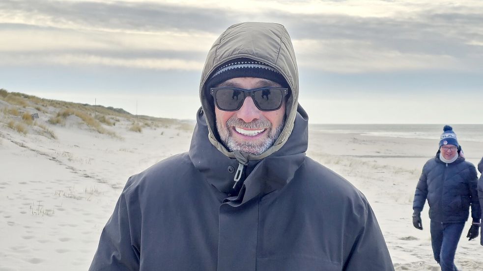 Trainer-Legende Jürgen Klopp (57) weilt derzeit auf Sylt. Am Dienstag hat ihn unser Fotograf am Strand bei List vor die Linse gekriegt. Foto: Wolfgang Barth/Syltpress