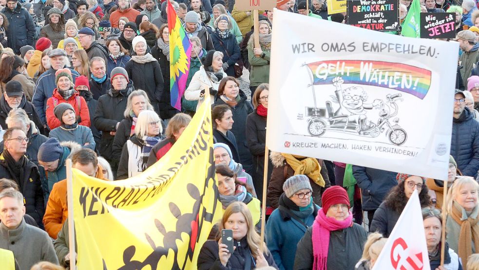 Auch bei der Demo für Demokratie und Vielfalt am 31. Januar in Aurich waren die „Omas gegen Rechts“ dabei. Foto: Romuald Banik