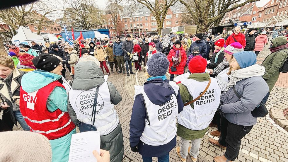 Und immer wieder singen: Die Omas gegen rechts stimmen auf die Kundgebung ein. Foto: Ortgies