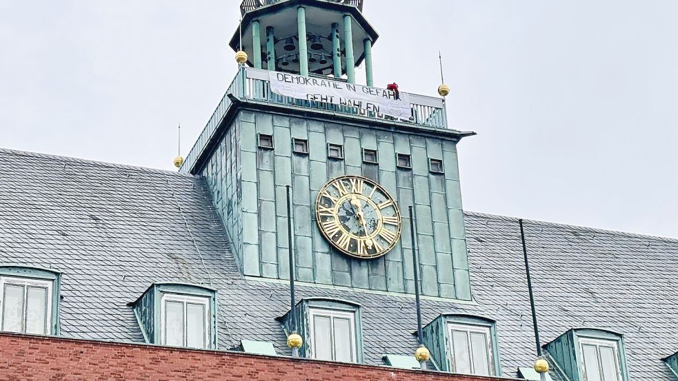 Eindringlicher Appell: der Banner auf dem Rathausturm mit "Demokratie in Gefahr. Geht wählen." Foto: Ortgies