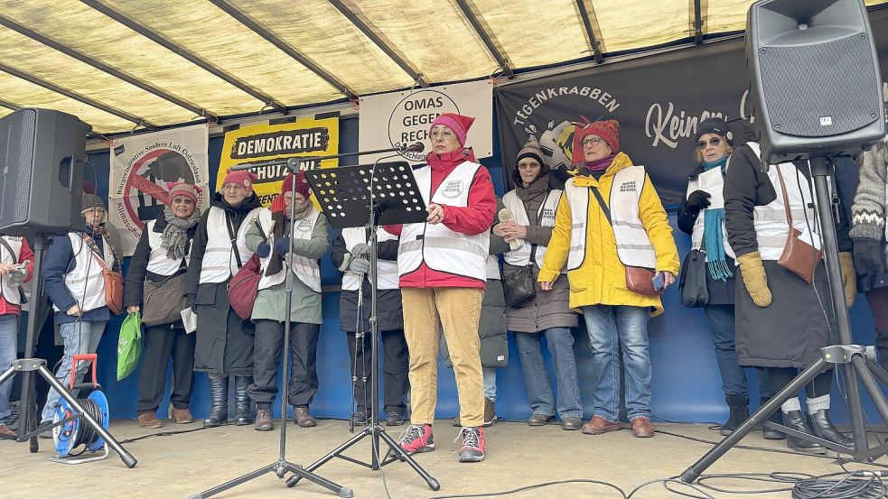 Stehen gegen rechts, die Omas aus Emden und Gabriela Ochoa-Frenz aus Bremen. Foto: Schuurman