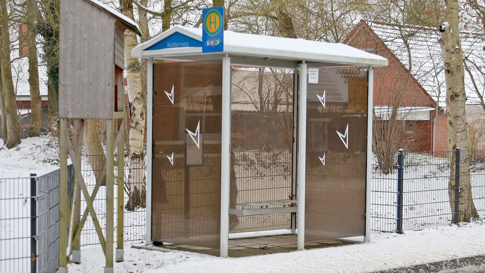 Bislang gibt es 488 dieser gläsernen Wartehäuschen im Landkreis Aurich. Foto: Romuald Banik