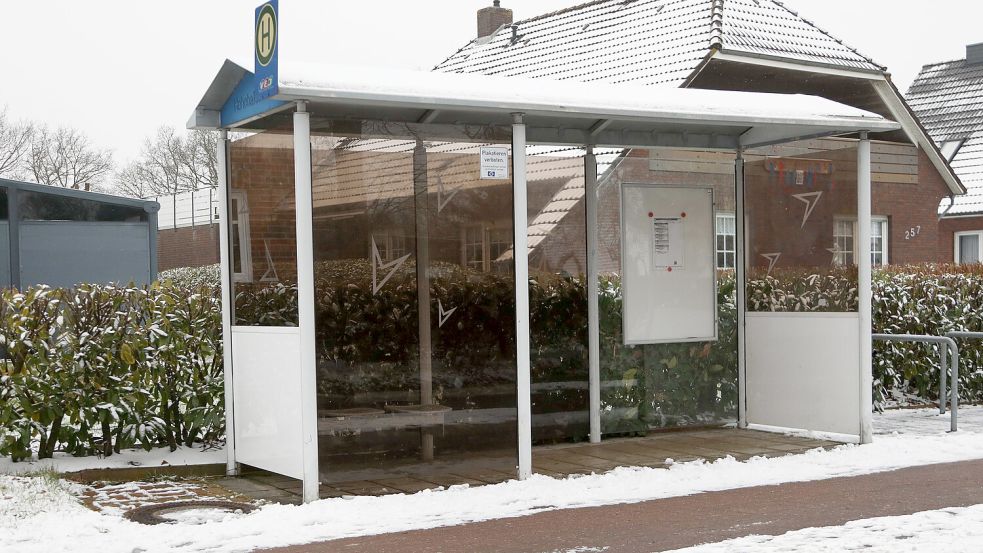 Haltestelle mit Boßelschutz: Das untere Ende der Seitenscheiben besteht nicht aus Glas – zum Schutz vor Boßelkugeln. Foto: Romuald Banik