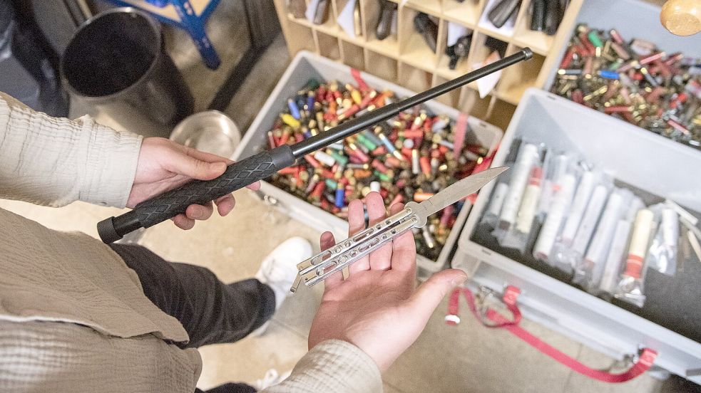 Zahlreiche Hieb- und Stoßwaffen wurden vom Landkreis Aurich imJahr 2024 vernichtet. Foto: Landkreis Aurich