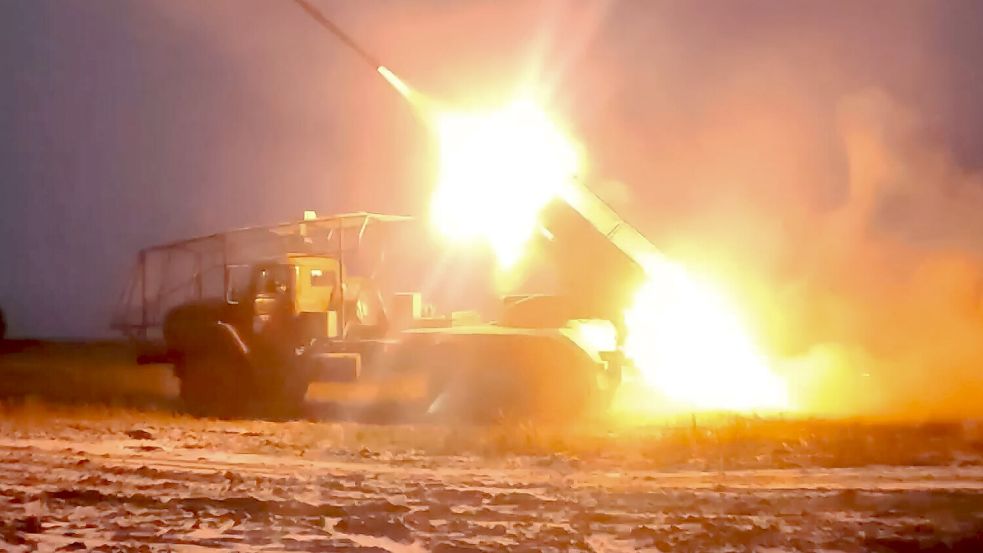 Ein russischer Mehrzweckraketenwerfer feuert auf ukrainische Stellungen. Wie lange geht das noch so? Foto: picture alliance/dpa/Russian Defense Ministry Press Service via AP