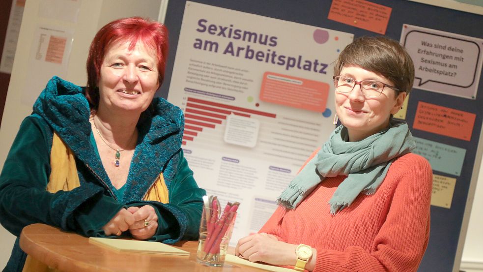 Birgit Ehring-Timm (links) und Anna Eggers haben gemeinsam an der Ausstellung zu den 35. Frauenwochen gearbeitet. Foto: Romuald Banik