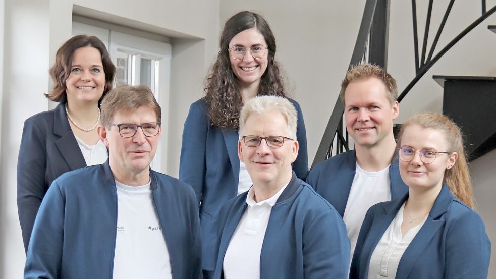 Janina Golz (von links), Johann Kramer, Jessica Stock, Mario Baumert, André Kasten und Christina Eilers bilden das Vorstandsteam der Raiffeisen-Volksbank Aurich. Foto: Heino Hermanns