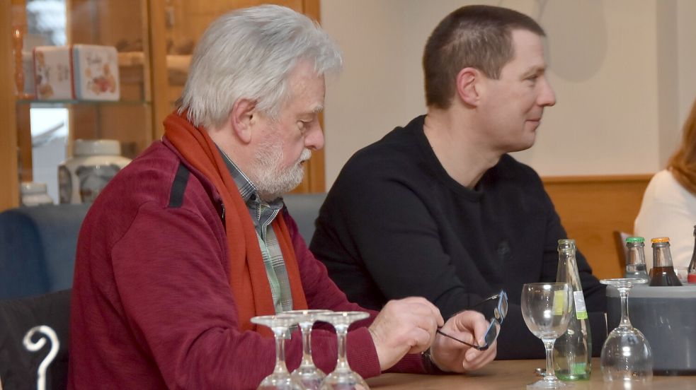 In der Sitzung des Sportfachausschusses, dem er als Beigeordneter angehört, saß Jürgen Lübben (links) neben dem Hallenkoordinator und TuRa-Vorsitzenden Peter Adena. Foto: Thomas Dirks