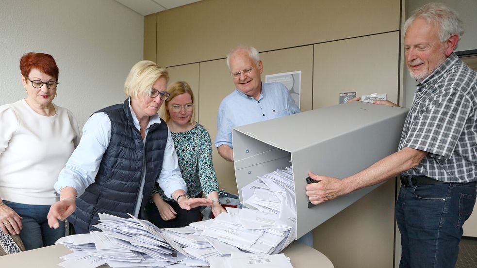 So wie hier bei der Europawahl 2024 werden die Briefwahlunterlagen wieder im Auricher Kreishaus gesammelt und dann dort ausgezählt. Foto: Romuald Banik