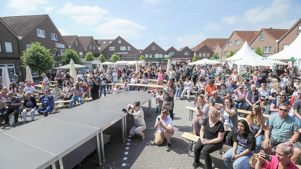Der Marktplatz in Moordorf war zur Eröffnung der Jubiläumsfeier 2023 gut gefüllt. Im nächsten Jahr soll es wieder eine Bühne und viel Programm geben. Foto: Stephan Friedrichs
