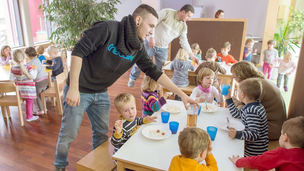 Ein tägliches kostenloses Mittagessen für Kinder und Jugendliche fordert die Gewerkschaft Nahrung, Genuss, Gaststätten. Foto: DPA