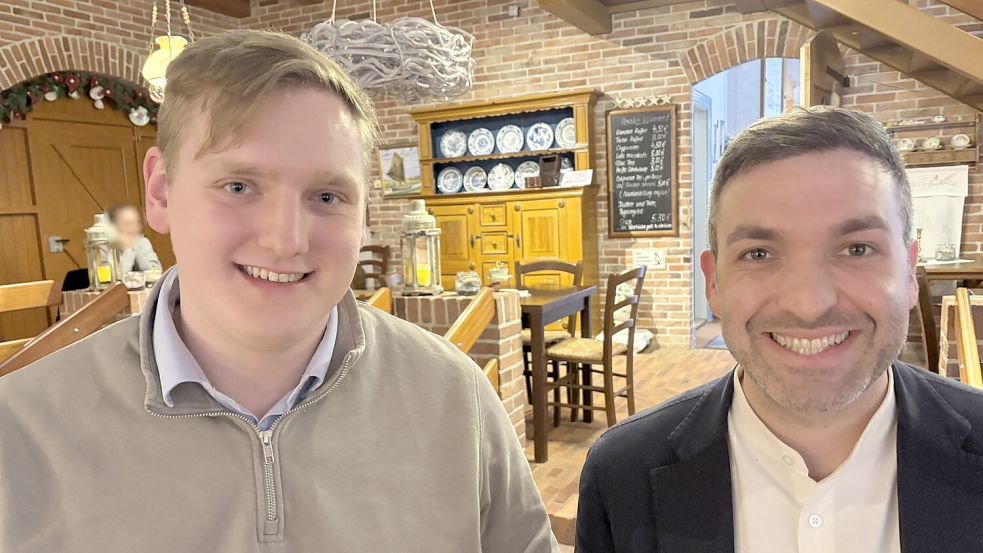 FDP-Bundestagsfraktionsvize Konstantin Kuhle (rechts) mit dem hiesigen Direktkandidaten Hendrik Hartmann. Foto: Aiko Recke