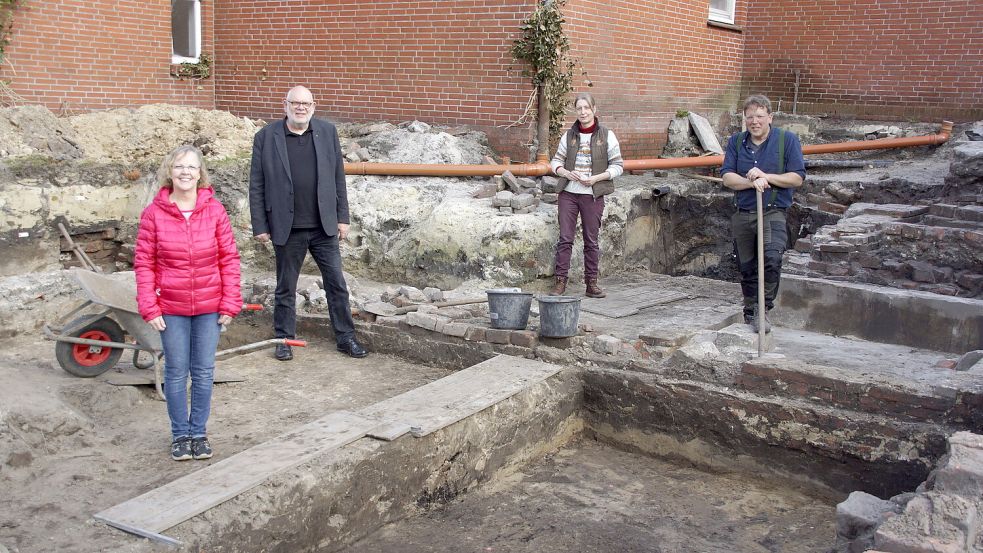 Zwischen alten Mauern standen bei der Grabung im Frühjahr 2021 Kirchenvorsteherin Heidi Diedrichs (von links), der damalige Engerhafer Pastor Claus Dreier, Archäologin Dr. Sonja König und Grabungstechniker Matthias Oetken. Fotos: Holger Janssen