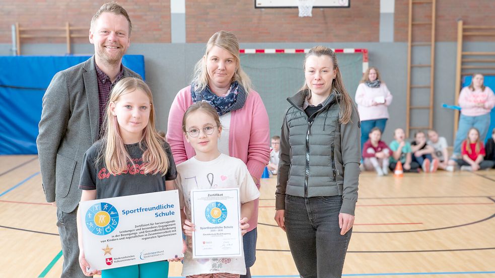 Christph Tiemann (von links) übergab die Auszeichnung „Sportfreundliche Schule“ an Emilie Seeberg, Daniela Kohlstadt, Jule Extra und Annika Lüdde. Foto: Folkert Bents