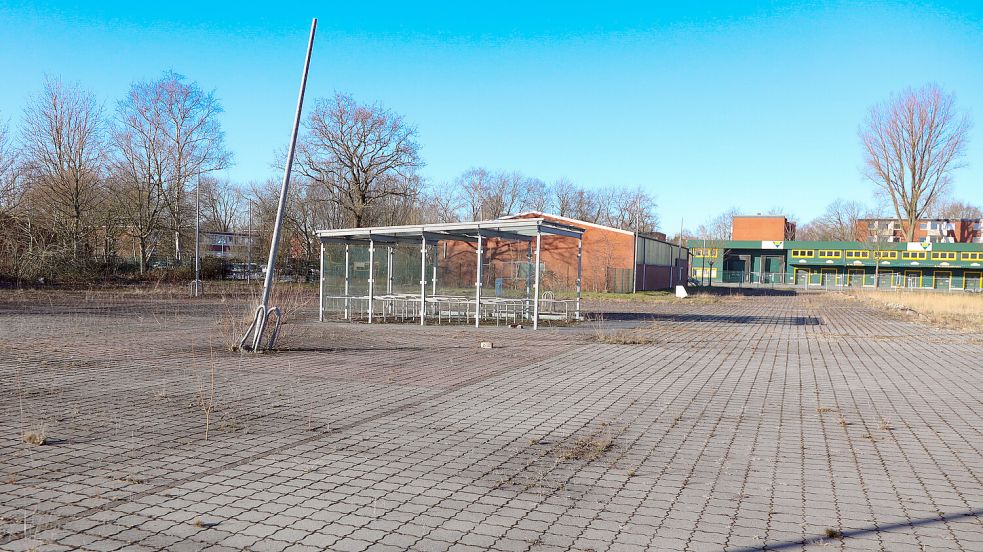 Nur noch der Abstellbereich für die Einkaufswagen ist vom Lidl-Markt im Auricher Süden geblieben. Die Feuerwehr hatte den Brand vor vier Jahren gelöscht – sie wird das Grundstück aber nicht nutzen. Foto: Romuald Banik