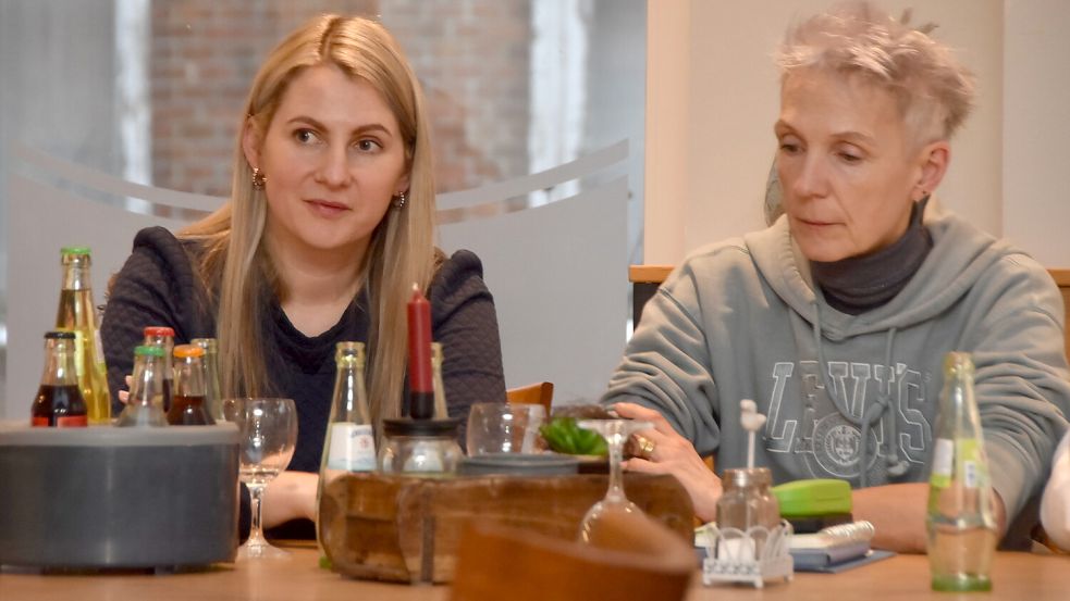 Sandra Ficek (links) und Manuela Isokeit (rechts) erläuterten das neue Brookmerlander Kita-Konzept. Foto: Thomas Dirks