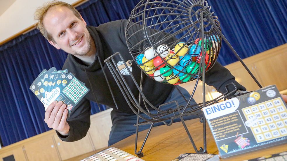 Bernd Emkes, 1. Vorsitzender des SV Eintracht Ihlow, ist bestens vorbereitet für den Bingo-Nachmittag im Bürgerhaus. Foto: Romuald Banik