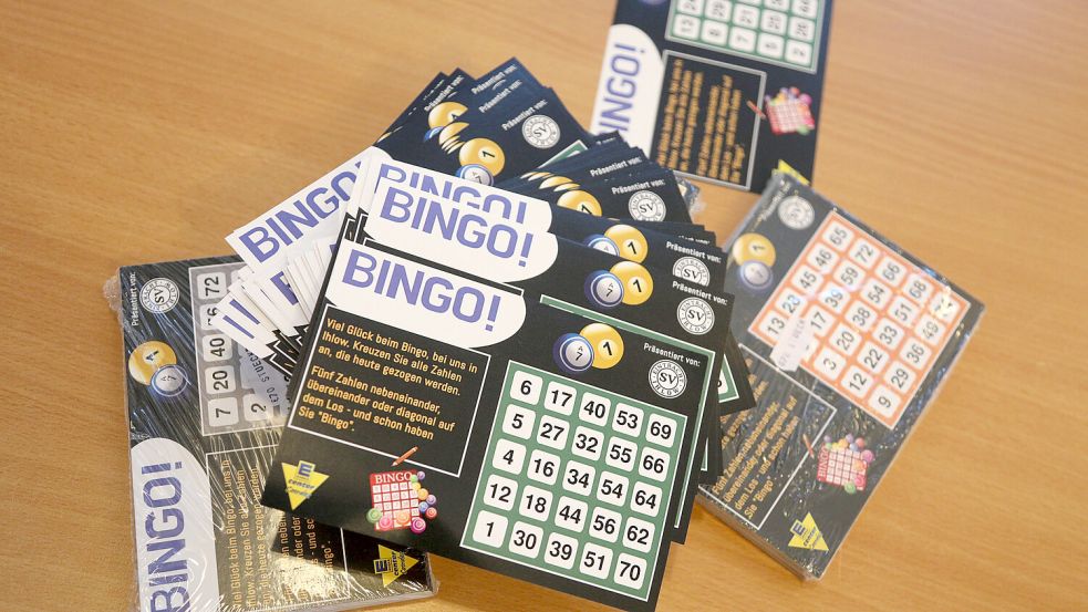 4000 Bingo-Lose warten auf Glücksjäger. Gestaltet hat die Karten Bernd Emkes selbst. Foto: Romuald Banik