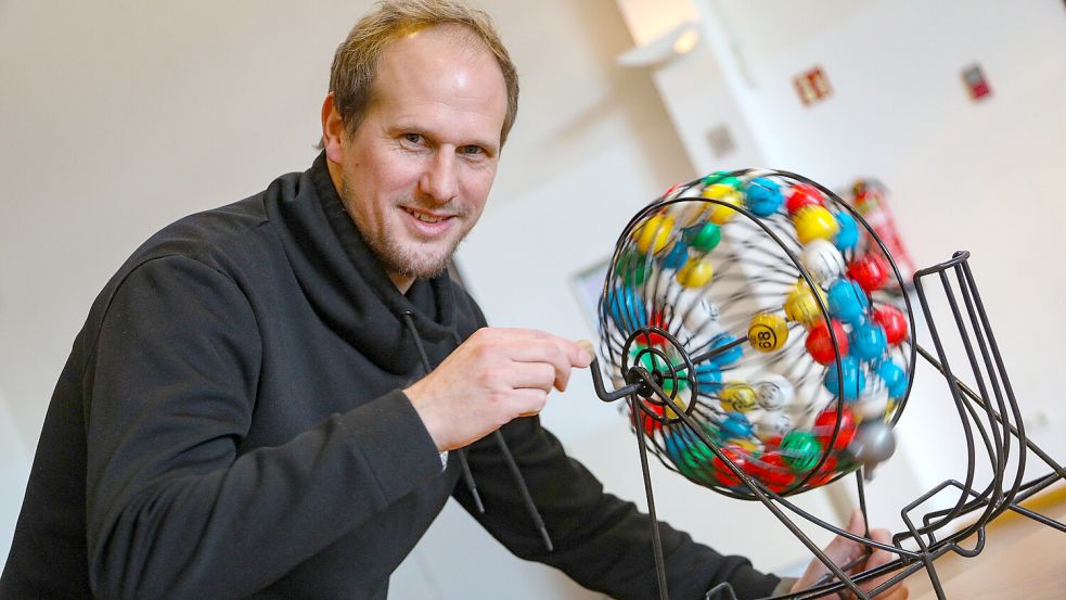Wenn die Kugeln rotieren, steigt die Spannung: Beim Bingo geht es darum, senkrechte, waagerechte oder diagonale Linien zu bilden. Foto: Romuald Banik