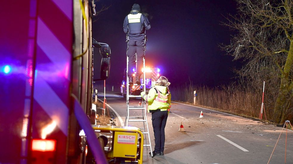 Nach dem Zusammenstoß untersuchte die Polizei die Unfallstelle. Foto: Wagenaar