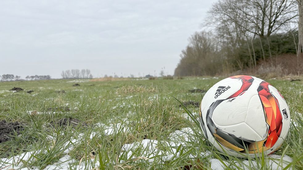 Bis auf der geplanten zentralen Sportstätte am Tjücher Moortun in Marienhafe Fußball gespielt werden kann, wird noch einige Zeit vergehen. Foto: Thomas Dirks