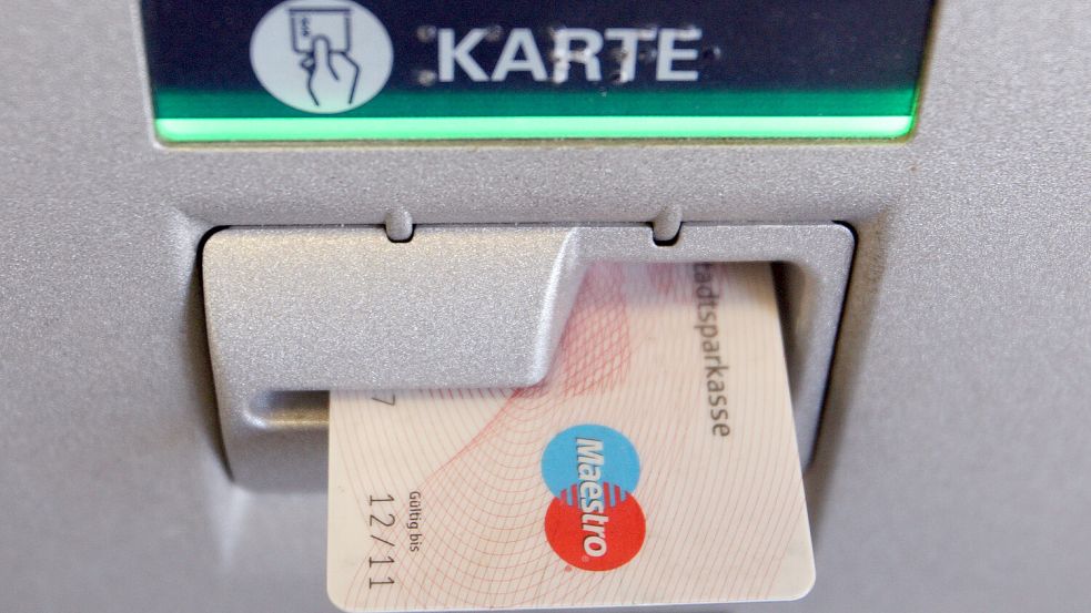 Mit den ergaunerten EC-Karten hob der 32-jährige Angeklagte Geld von den Konten seiner Opfer ab. Foto: DPA