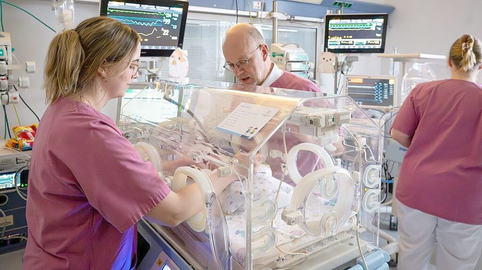 Nach einer Vierlingsgeburt in Vecha kümmert sich das Team um Dr. Oliver Schirrmacher auf der Frühchenstation um die Neugeborenen. Die Babys werden ständig überwacht. Foto: OM-Medien/Lars Chowanietz