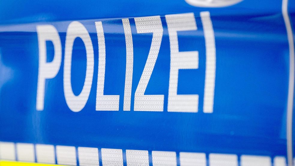 Zwei Jugendliche sollen am Donnerstag in Bremen-Vegesack Hakenkreuze in einen Rollladen eingebrannt haben. Foto: Boris Rössler/dpa