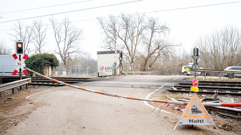 Nach dem ICE-Unglück in Hamburg-Rönneburg ist die Unfallstelle mit einem provisorischen Absperrband gesichert. Foto: dpa/Daniel Bockwoldt
