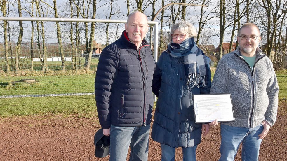 Die Initiatoren des Bürgerbegehrens für den Erhalt des Sportplatzes in Upgant-Schott: Claus-Dieter Freimuth (von links), Hanna Barkhoff, Jens Albowitz. Foto: Thomas Dirks
