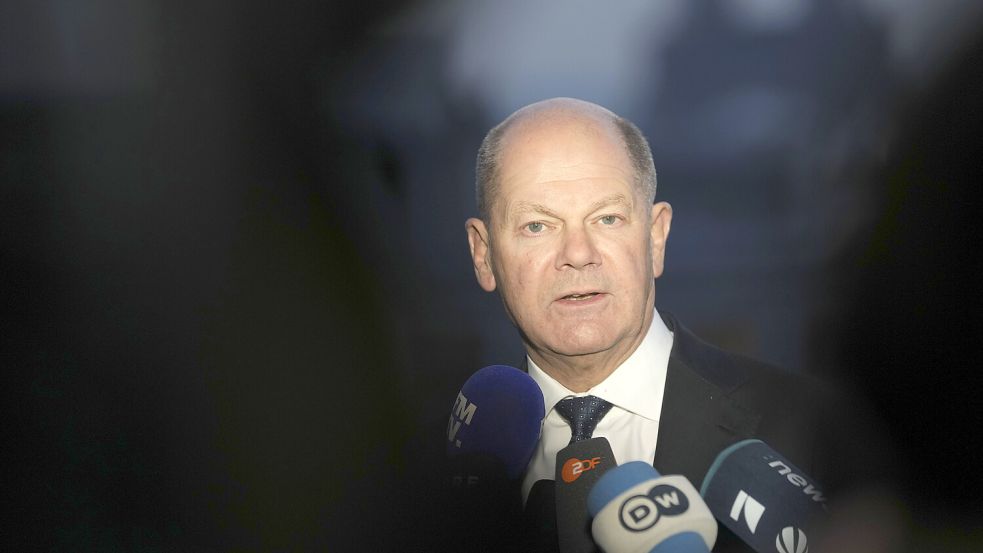 Wird auch am Montag noch Bundeskanzler sein: Olaf Scholz (SPD). Foto: dpa/AP/Thibault Camus