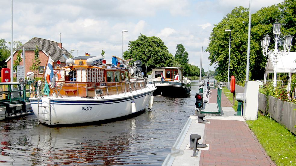 Der Ems-Jade-Kanal, hier an der Schleuse Kukelorum in Aurich-Rahe, ist auch 2025 mit der „Boots-Pass“-Vignette zum Pauschaltarif befahrbar. Foto: Zietz/NLWKN