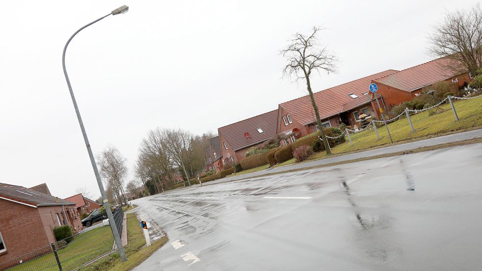 Eine Laterne entlang des Münkewegs: Doch die Straße ist nicht durchgehend mit Beleuchtung versorgt. Foto: Romuald Banik