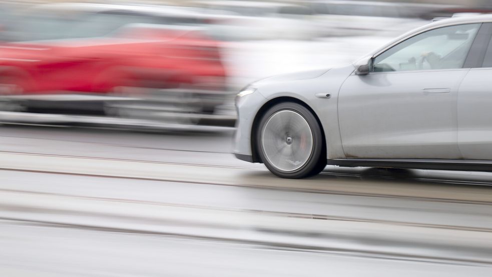 Ein Auto überholt mit Tempo einen anderen Wagen. Wegen eines solch ähnlen Vorfalles stand ein 26-Jähriger in Aurich vor Gericht. Foto: DPA