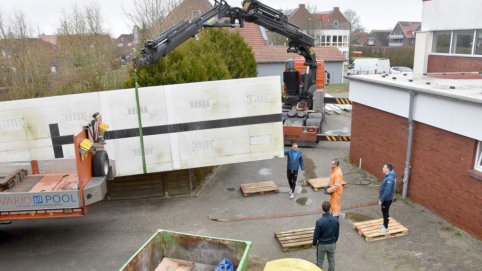 Ein ferngesteuerter Kran hievte die drei jeweils eine Tonne schweren Bodenelemente vom Tieflader, mit dem sie gebracht wurden. Fotos: Thomas Dirks