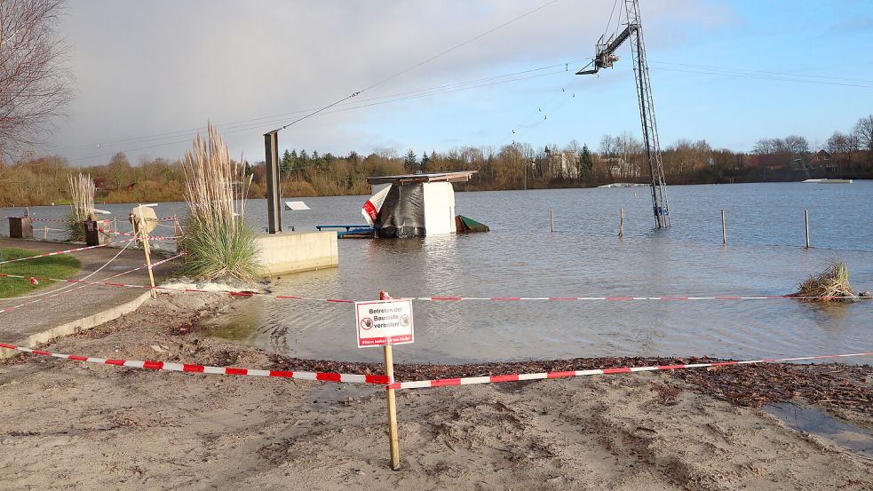 Der Bereich der Anlage ist bereits abgesperrt worden. Hier sollen demnächst die Fundamente so erhöht werden, dass die Anlage mit schwankenden Wasserständen klarkommt. Foto: Romuald Banik