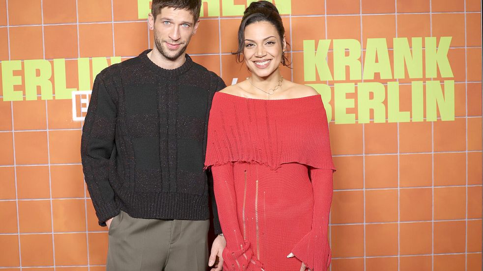 Bei „Krank Berlin“ übernimmt Haley Louise-Jones als Suzanna Parker die Leitung der Notaufnahme. Slavko Popadic spielt den Unfallchirurgen Ben Weber. Foto: IMAGO/Eventpress