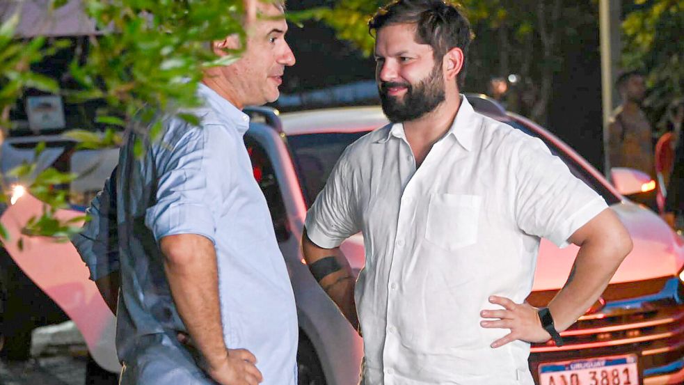 Uruguays amtierender Präsident Gabriel Boric (r.) im Austausch mit dem neu gewählten Präsidenten Yamandu Orsi (l.), der am 1. März das Amt übernimmt. Foto: IMAGO/Aton Chile