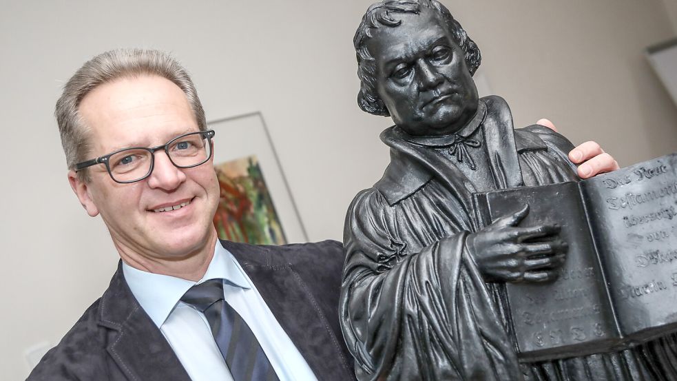 Superintendent Tido Janssen mit der Luther-Figur in seinem Amtssitz. Foto: Romuald Banik