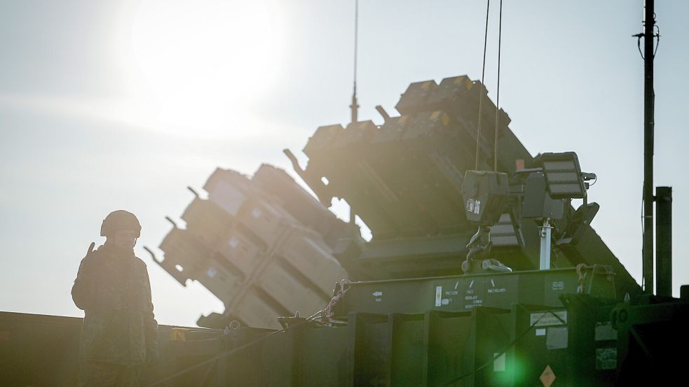 Soldaten der Bundeswehr verladen Raketen für das Flugabwehrsystem Patriot. Foto: dpa/Kay Nietfeld