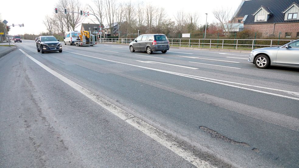 Es handelt sich bei der Verbindung Aurich-Emden um eine vielbefahrene Straße. Foto: Romuald Banik