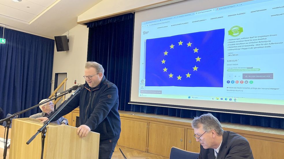 Hannes Langer am Podium berichtete im Gemeinderat aus dem Netzwerk, während Bürgermeister Arno Ulrichs die Europaflagge auf den Beamer schickte. Foto: Christin Wetzel
