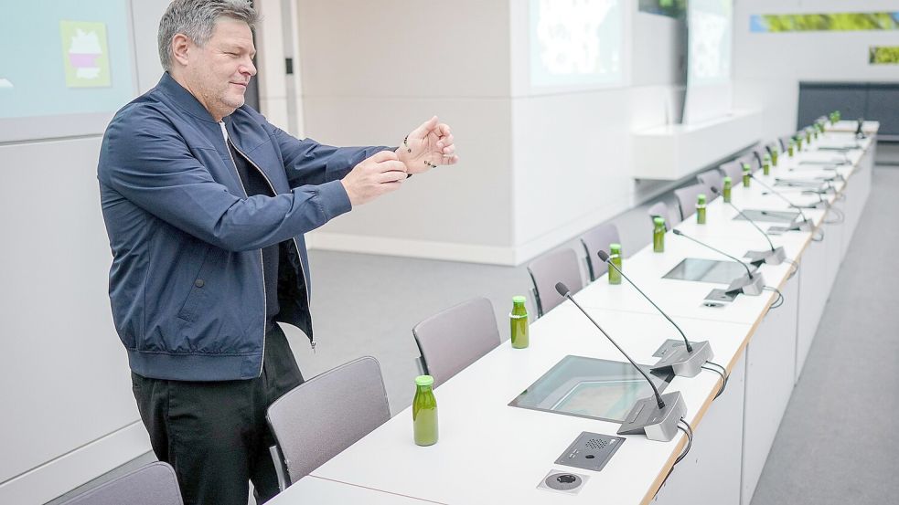 Ein Armband für die Grünen-Abgeordneten: Auch Robert Habeck streift es sich am Mittwoch im Fraktionssaal über – darauf steht „Bundestag Era“, also Bundestags-Ära. Foto: Kay Nietfeld