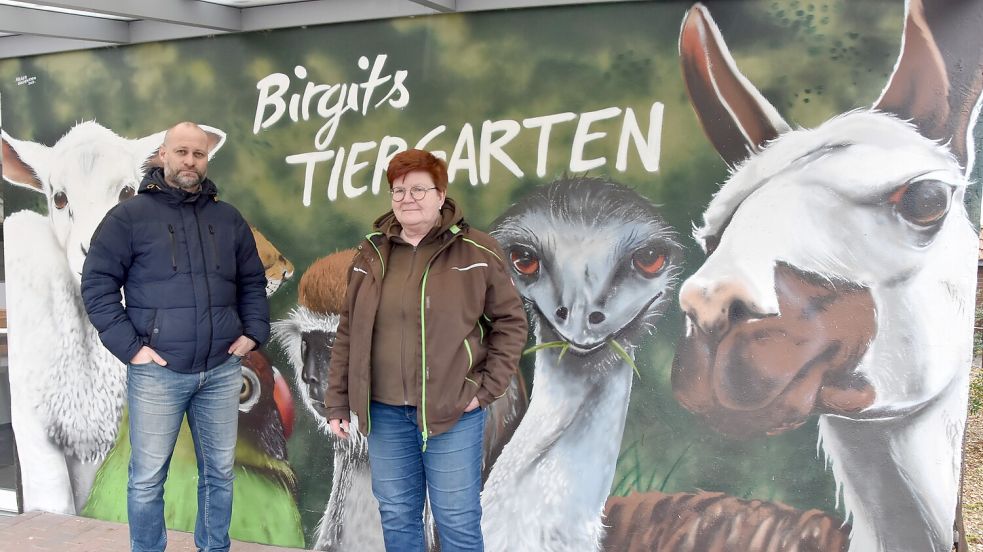 Die Zoo-Chefs Enrico Schulz und Birgit Philipps stehen vor einem neuen Wandbild, das Graffiti-Künstler Holger Goldenstein gestaltet hat. Foto: Thomas Dirks
