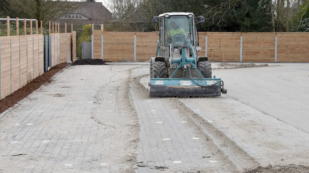 Die von hölzernen Lärmschutzwänden umgebenen Parkplätze wurden vom Schlämmsand gereinigt. Foto: Thomas Dirks