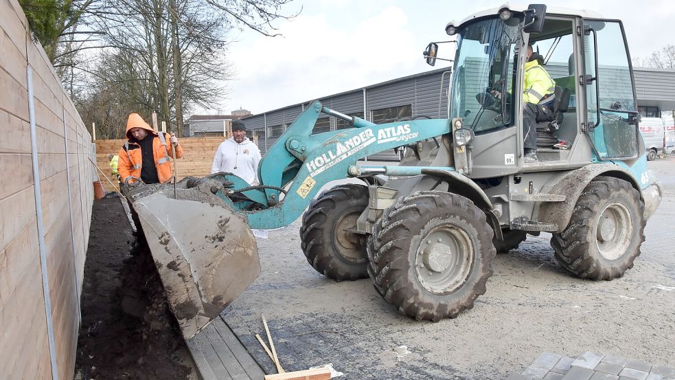 Mit einem Radlader wurde Mutterboden in die Beeteflächen gefüllt und später mit Rindenmulch bedeckt. Foto: Thomas Dirks