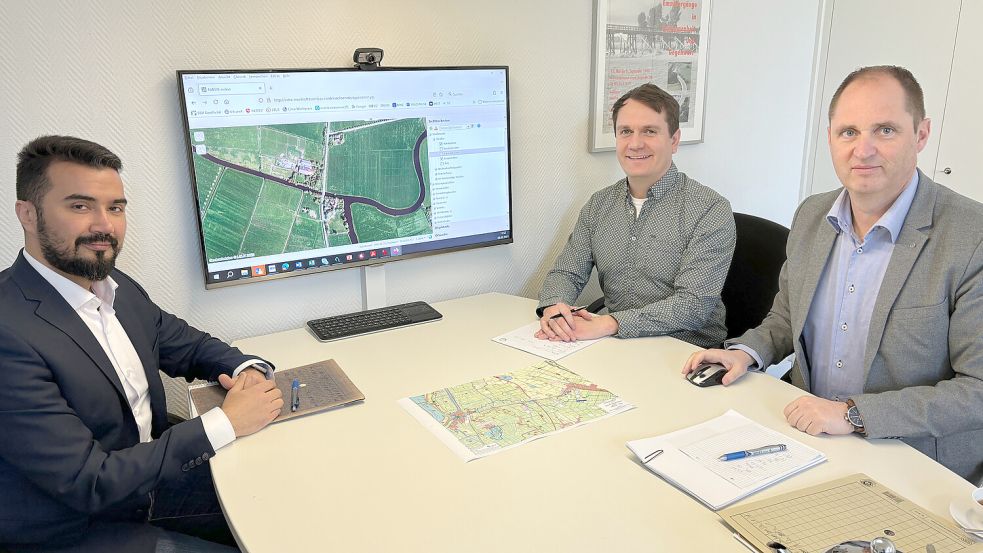 Yasin Kilic (von links), Johannes Booken und Frank Buchholz von der Landesstraßenbaubehörde erläuterten die Herausforderungen für den Radwegbau. Foto: Karin Böhmer